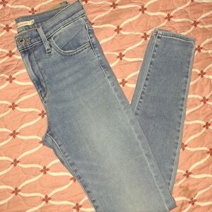 Levis Light Wash Blue Women’s Skinny Jeans
